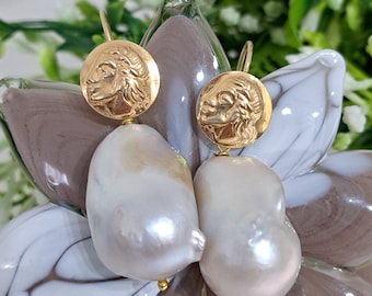 Pendientes de perlas barrocas blancas y monedas de plata bañadas en oro.