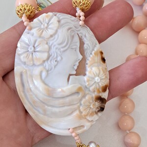 Collar camafeo de conchas sardónicas, azulejos de cerámica Caltagirone y perlas de pasta de coral rosa, joyas italianas imagen 7