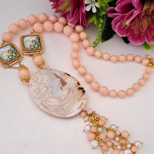 Collar camafeo de conchas sardónicas, azulejos de cerámica Caltagirone y perlas de pasta de coral rosa, joyas italianas imagen 6