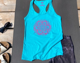 Débardeur dos nageur bleu sarcelle avec un yoga mandala soleil rose imprimé à la main. Débardeur d’été parfait, débardeur de yoga, débardeur d’entraînement