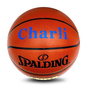 以下が含まれることがあります： 黒のステッチと「SPALDING」という文字が印刷されたオレンジ色のバスケットボール。バスケットボールには青い文字で「Charli」という名前が印刷されています。