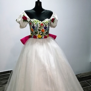 Vestido de novia de manta bordado 2025