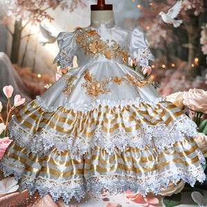 Vestido de Bautizo Folclórico para  Niña. Blanco con Encaje y Listones Beige, Ideal para Ceremonias o Eventos  Culturales
