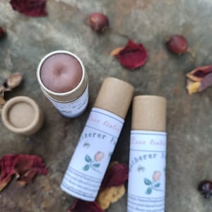 Bálsamo labial con infusión de rosas - Bálsamo labial de cera de abeja - Bálsamo labial natural - Cero residuos - Bálsamo labial orgánico - Cuidado de la piel con cera de abeja y miel - Regalo