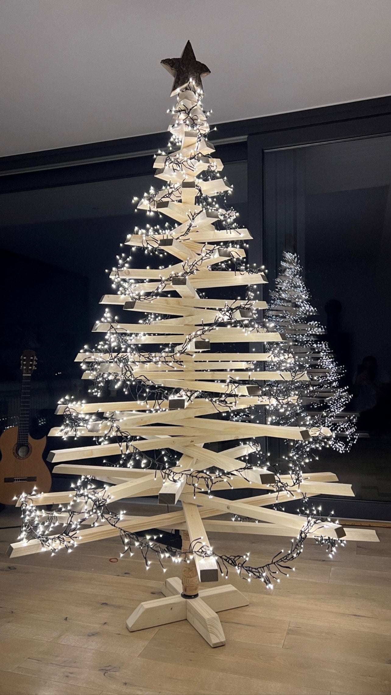 EVERGREEN TREE® Albero di Natale 210 cm - 100% Stampaggio ad Iniezione, Made in EU - Rami Densi Christmas Tree con Supporto in Legno Naturale