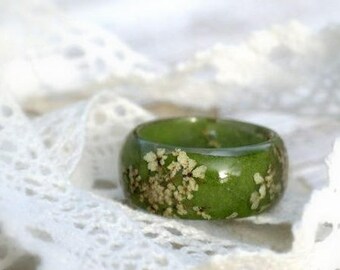 eco resin ring Garden plant resin ring White flower nature inspired rings Terrarium naturalist gift Alternativ engagement botanical jewelry