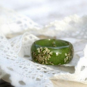 eco resin ring Garden plant resin ring White flower nature inspired rings Terrarium naturalist gift Alternativ engagement botanical jewelry