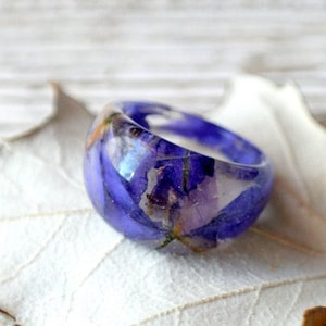 eco resin ring Resin ring flower Resin jewelry Nature inspired engagement flower ring Pressed flower petals ring Terrarium jewelry Blue ring