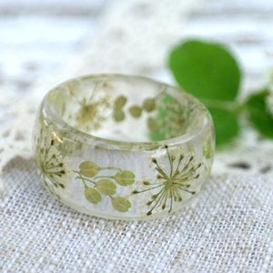 Clear Resin Ring, Queen Anne&#39;s Lace Flower Ring, Resin Terrarium Jewelry, Engagement Wide Band, Nature Lover Gift, White Pressed Real Flower