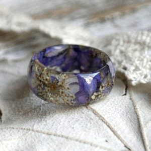 Ring med äkta blommor i harts, naturinspirerade terrariesmycken, resinring med drottning Annes spetsblomma, delfiniumblå kronblad, förlovningsring för män bild 4