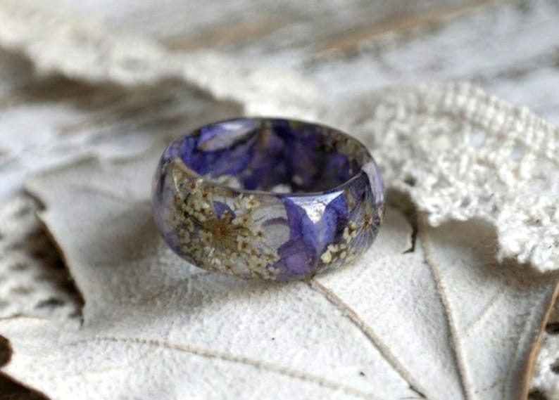 Ring med äkta blommor i harts, naturinspirerade terrariesmycken, resinring med drottning Annes spetsblomma, delfiniumblå kronblad, förlovningsring för män bild 4