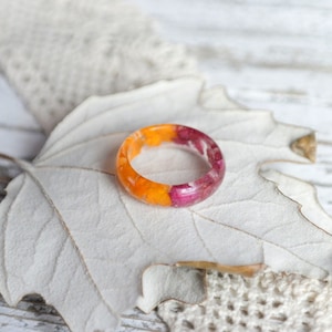 eco resin ring  Two Sided Resin Ring Band with Natural Pressed Petals REAL FLOWER RING - nature inspired engagement rings - Everyday Jewelry