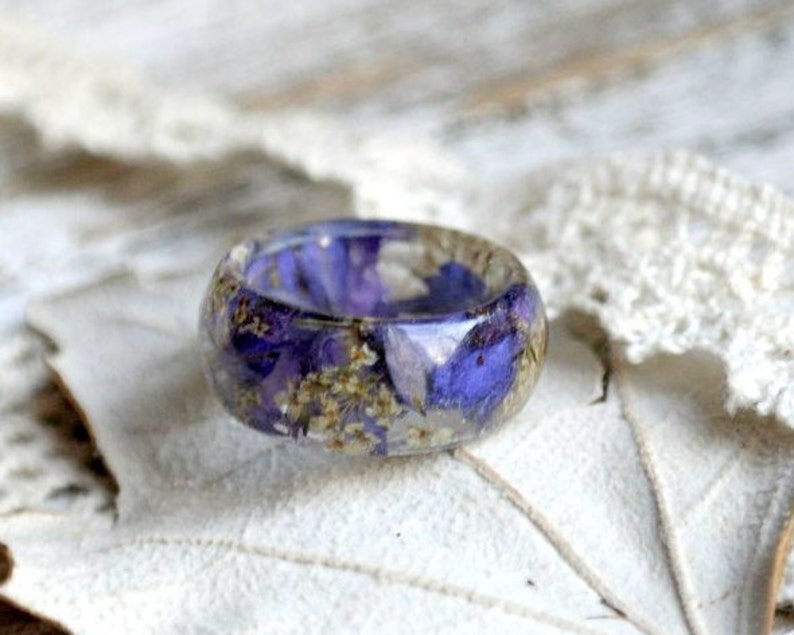 Ring med äkta blommor i harts, naturinspirerade terrariesmycken, resinring med drottning Annes spetsblomma, delfiniumblå kronblad, förlovningsring för män bild 3