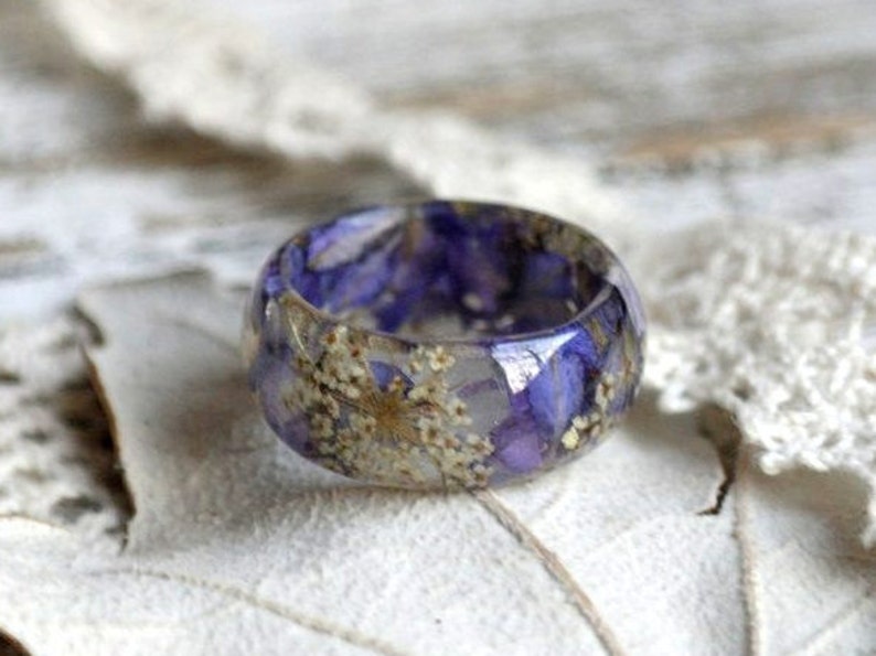 Ring med äkta blommor i harts, naturinspirerade terrariesmycken, resinring med drottning Annes spetsblomma, delfiniumblå kronblad, förlovningsring för män bild 1