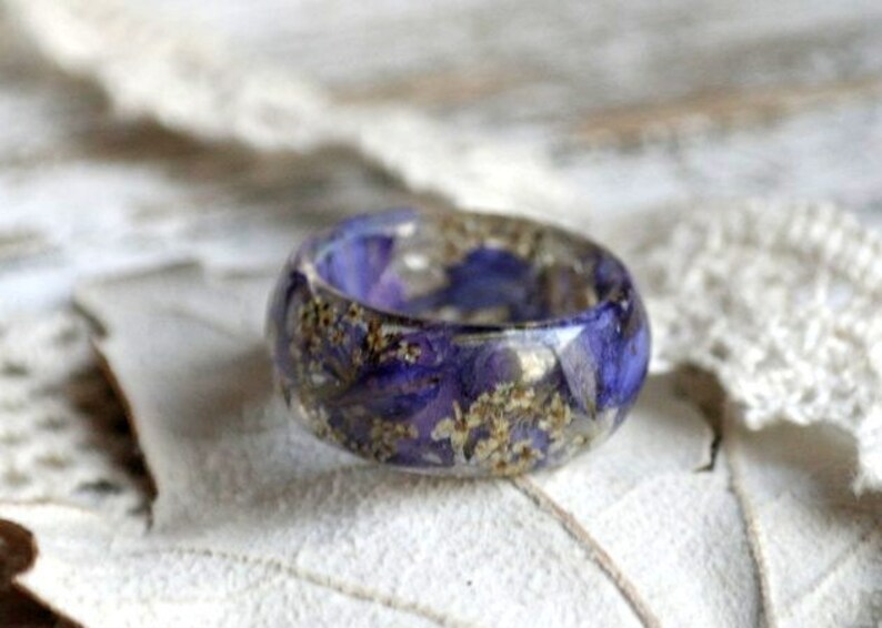 Ring med äkta blommor i harts, naturinspirerade terrariesmycken, resinring med drottning Annes spetsblomma, delfiniumblå kronblad, förlovningsring för män bild 5