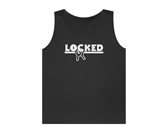 Può includere: Canotta nera con la scritta "LOCKED" in lettere bianche. Sotto la parola "LOCKED" c'è una linea orizzontale bianca con una grafica a chiave bianca. La canotta è realizzata in un materiale morbido.
