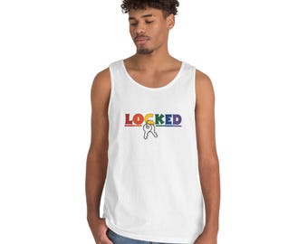 Può includere: Una canotta bianca senza maniche con la parola LOCKED stampata in un gradiente arcobaleno multicolore sul petto. Sotto il testo, è raffigurata un'illustrazione grafica di due chiavi argentate collegate da un piccolo anello circolare.