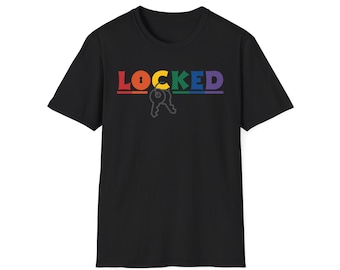 Può includere: T-shirt nera con la scritta "LOCKED" in colori arcobaleno. Il design include una chiave e una serratura, con la chiave sotto la parola. La maglietta è a girocollo.
