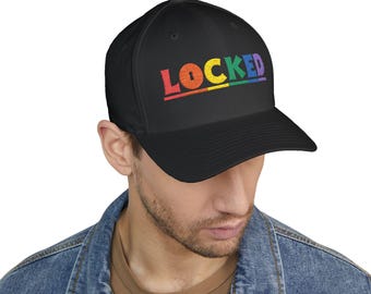 Può includere: Cappellino da baseball nero con la scritta "LOCKED" ricamata in colori arcobaleno. Il cappellino ha una visiera curva e una vestibilità strutturata, adatta all'uso quotidiano.