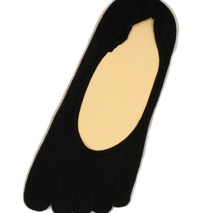 Könnte beinhalten: Schwarze Zehensocken mit nahtlosem Design. Die Socken haben fünf separate Zehenfächer.