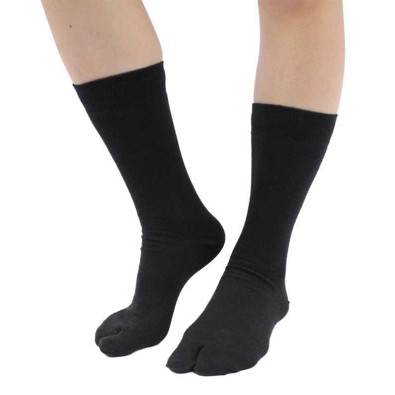 Puede incluir: Un par de calcetines tabi negros con un dise&ntilde;o de punta dividida. Los calcetines est&aacute;n hechos de un material suave y c&oacute;modo y son perfectos para usar con ropa japonesa tradicional.