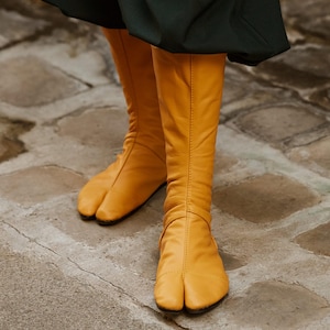 Japanese tabi boots in soft leather, very comfortable, very light, halux valgus correction, barefoot sensation, and avant garde!