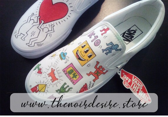 Chaussures Vans avec Keith Haring design peint à la main | Etsy Keith Haring Slip On Vans | Etsy in 2020 | Keith haring