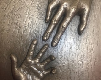 Bronze Relief helfende Hand Famlilie 16 cm 11 cm Bronze relief Helping Hand