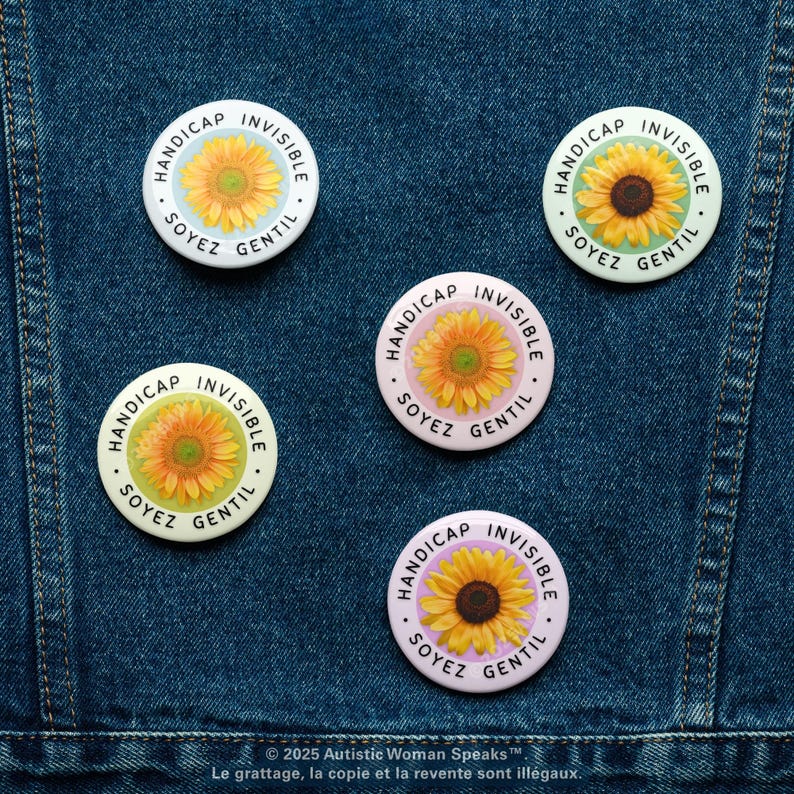 K&ouml;nnte beinhalten: F&uuml;nf runde Buttons mit einem Sonnenblumenmuster und den Worten "HANDICAP INVISIBLE SOYEZ GENTIL" in einem kreisf&ouml;rmigen Muster. Die Buttons sind wei&szlig;, hellblau und rosa, vor einem Jeanshintergrund.