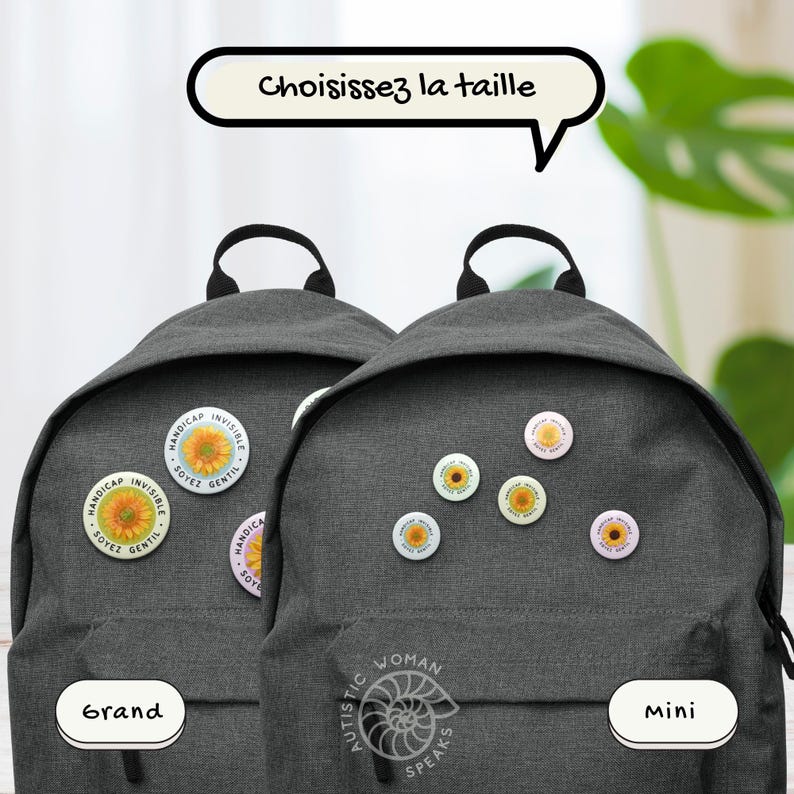 K&ouml;nnte beinhalten: Zwei graue Rucks&auml;cke mit Sonnenblumen-Buttons. Ein Rucksack hat drei Buttons mit dem Text "HANDICAP INVISIBLE SOYEZ GENTIL". Der andere Rucksack hat sechs Sonnenblumen-Buttons. Der Text auf dem Bild lautet "W&auml;hlen Sie die Gr&ouml;&szlig;e".