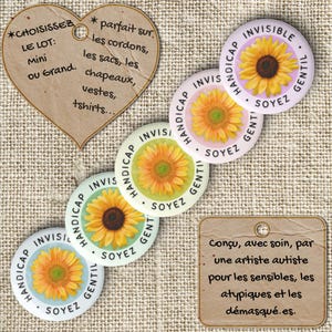 K&ouml;nnte beinhalten: Eine Sammlung runder Buttons mit einem Sonnenblumen-Design, den Worten "INVISIBLE HANDICAP" und "SOYEZ GENTIL" in einem kreisf&ouml;rmigen Muster. Zus&auml;tzliche Anh&auml;nger enthalten franz&ouml;sischen Text, wie "CHOISISSEZ LE LOT: Mini ou Grand."