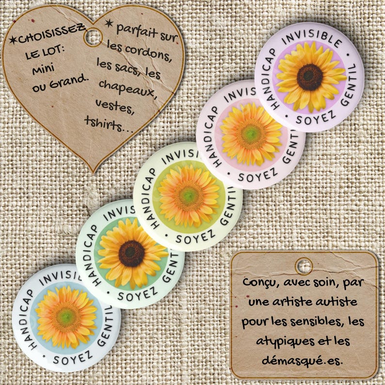 K&ouml;nnte beinhalten: Eine Sammlung runder Buttons mit einem Sonnenblumen-Design, den Worten "INVISIBLE HANDICAP" und "SOYEZ GENTIL" in einem kreisf&ouml;rmigen Muster. Zus&auml;tzliche Anh&auml;nger enthalten franz&ouml;sischen Text, wie "CHOISISSEZ LE LOT: Mini ou Grand."