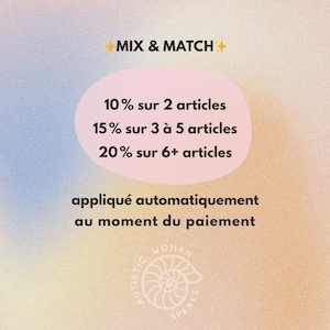 K&ouml;nnte beinhalten: Werbegrafik mit weichem Farbverlauf im Hintergrund. Der Text &bdquo;MIX & MATCH&ldquo; steht oben, mit einem rosa Kreis in der Mitte, der Rabatte auflistet: 10 % auf 2 Artikel, 15 % auf 3 bis 5 Artikel und 20 % auf 6+ Artikel. Der Text &bdquo;automatisch beim Bezahlen angewendet&ldquo; steht darunter. Das Logo von Autistic Woman Speaks befindet sich unten.