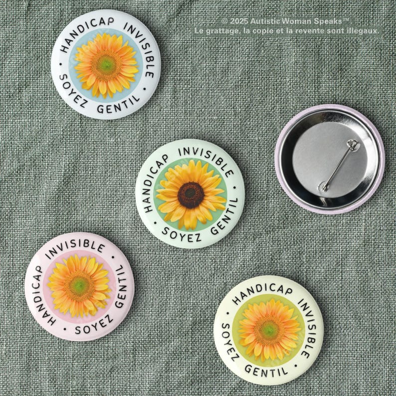 K&ouml;nnte beinhalten: Eine Ansammlung runder Ansteckbuttons mit einem Sonnenblumen-Design. Auf jedem Button steht der Text "HANDICAP INVISIBLE SOYEZ GENTIL" kreisf&ouml;rmig um die Sonnenblume. Die Buttons sind in verschiedenen Farben, darunter Blau, Gr&uuml;n und Rosa.