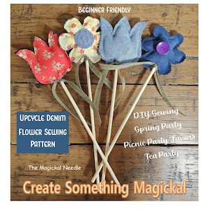 Può includere: Fiori di stoffa fatti a mano su bastoncini di legno. I fiori sono in vari colori e motivi, tra cui floreale rosso, floreale giallo, denim blu e blu con un bottone viola. Il testo sull'immagine recita "Beginner Friendly" e "Upcycle Denim Flower Sewing Pattern."