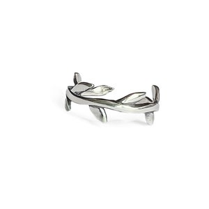 Op de afbeelding: Een zilveren ring met een delicaat ontwerp van een tak met bladeren. De ring is een eenvoudig en elegant sieraad.