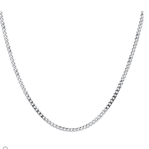 Peut inclure: Un collier en chaîne argent avec un design de maillons curb.