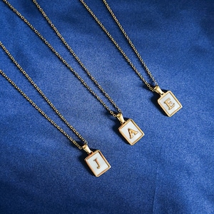 Collier initial en or en nacre, collier initial en or, collier initial en acier inoxydable avec plaqué or 18 carats, cadeaux pour elle(CN09)