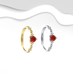 Peut inclure: Deux bagues ajustables avec une pierre rouge en forme de cœur et des accents de zircone cubique clairs. Une bague est en or et l'autre en argent.