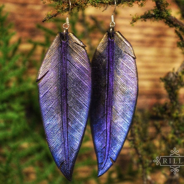 Mineral de pavo real: pendientes de plumas de cuero morado y dorado con temática de piedras preciosas.