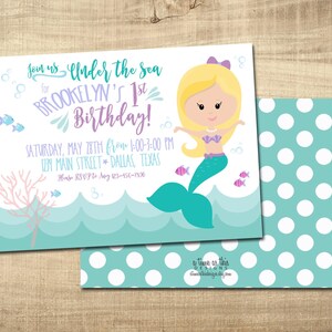 Puede incluir: Una invitación con temática de sirena con el texto "Join us Under the sea for BROOKELYN'S 1st Birthday!". La invitación presenta una sirena de dibujos animados, peces y coral contra un fondo turquesa y blanco. El reverso tiene un patrón de lunares turquesa.