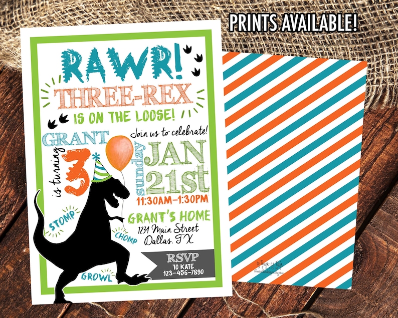 Puede incluir: Invitaci&oacute;n de cumplea&ntilde;os con tem&aacute;tica de dinosaurios. La parte delantera presenta el texto "RAWRI! THREE-REX IS ON THE LOOSE!" y una ilustraci&oacute;n de dinosaurio. La parte trasera tiene un patr&oacute;n de rayas diagonales naranjas y turquesas.