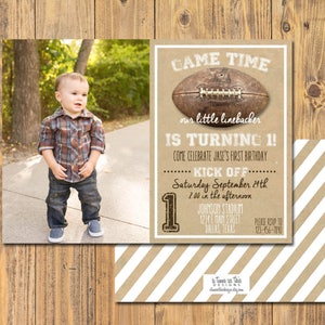 Puede incluir: Una invitación de primer cumpleaños con temática de fútbol. Presenta una foto de un niño pequeño y el texto "Game Time, ¡nuestro pequeño linebacker cumple 1 año!" con detalles del evento. La invitación tiene un patrón de rayas marrones y blancas.