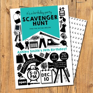 Puede incluir: Una invitación blanca para una fiesta de cumpleaños con temática de búsqueda del tesoro, con ilustraciones en negro y detalles en turquesa. El texto incluye "Scavenger Hunt", "Ashley Smith's 14th Birthday" y detalles del evento. Un papel estampado está detrás.