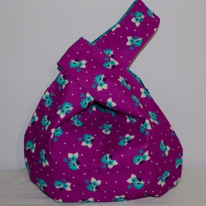 Japanische Knotentasche/Stricktasche Türkise Blüten auf violettem Grund