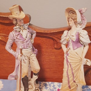 Figurines victoriennes vintage en biscuit : décoration élégante homme et femme