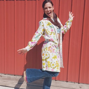 Women&#39;s fantastic 1960s style vintage mod/boho/hippy coloful flower/floral duster jacket/dress womens size M/large
