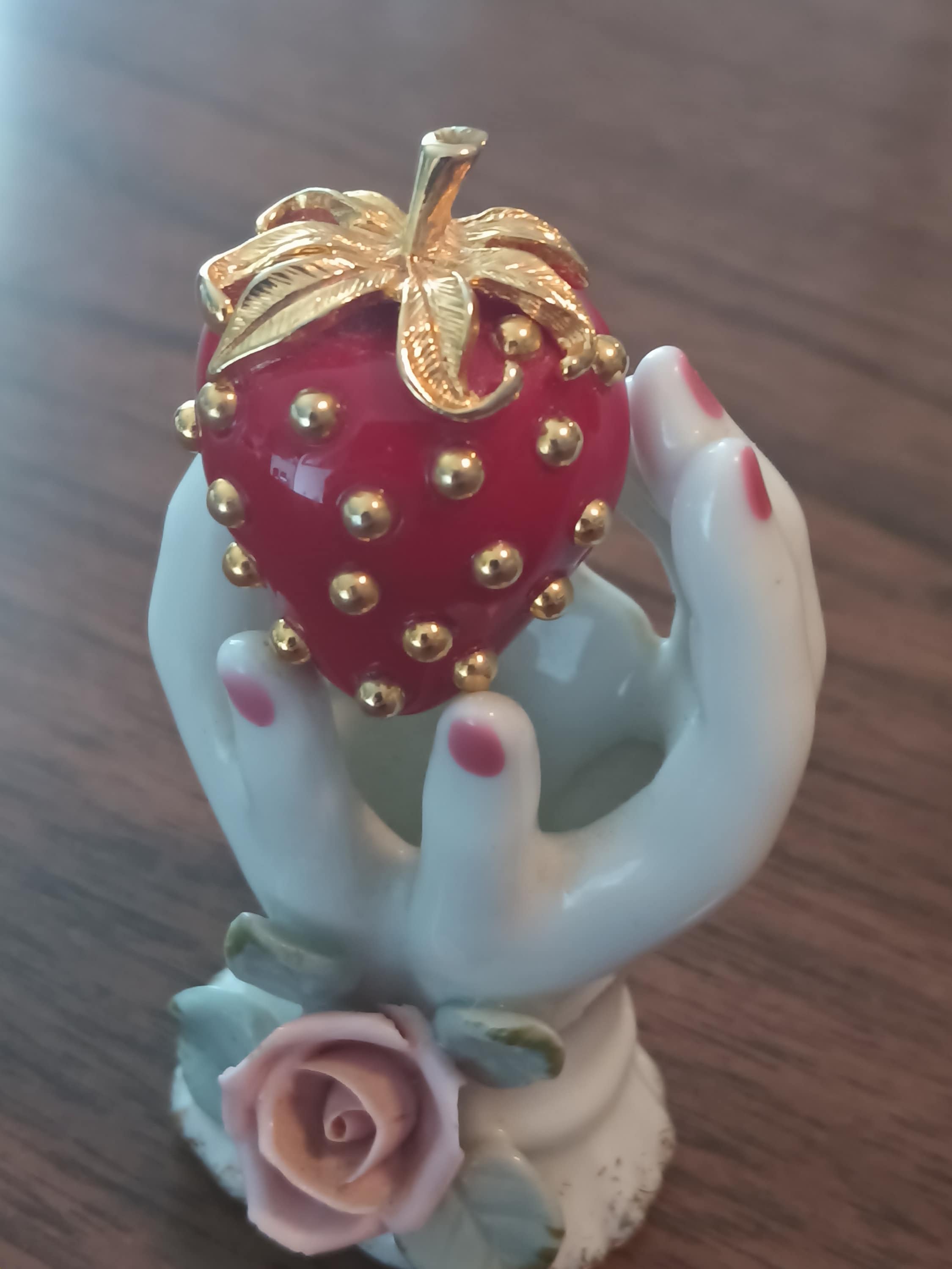 ヴィンテージ KJL ケネス ジェイ レーン エナメル ストロベリー 2 1/2” KJL KENNETH J LANE ENAMEL RED CLEAR LUCITE RESIN