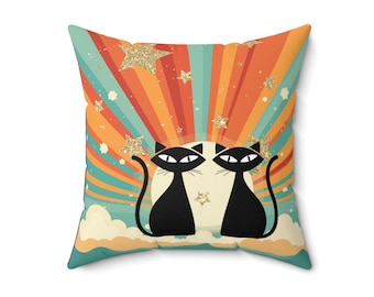 Könnte beinhalten: Ein Dekokissen mit Retro-Design, das zwei schwarze Katzen vor einem Sonnenuntergang mit goldenen Glitzersternen zeigt.