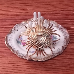 KJL/Kenneth Jay Lane goldtone love knot brooch modernist